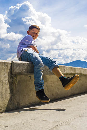 Give prosthetics to low limbs amputees in Colombia