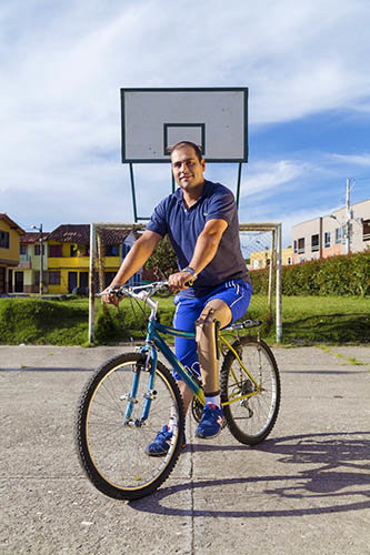 Give prosthetics to low limbs amputees in Colombia