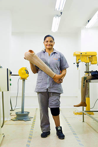 Give prosthetics to low limbs amputees in Colombia