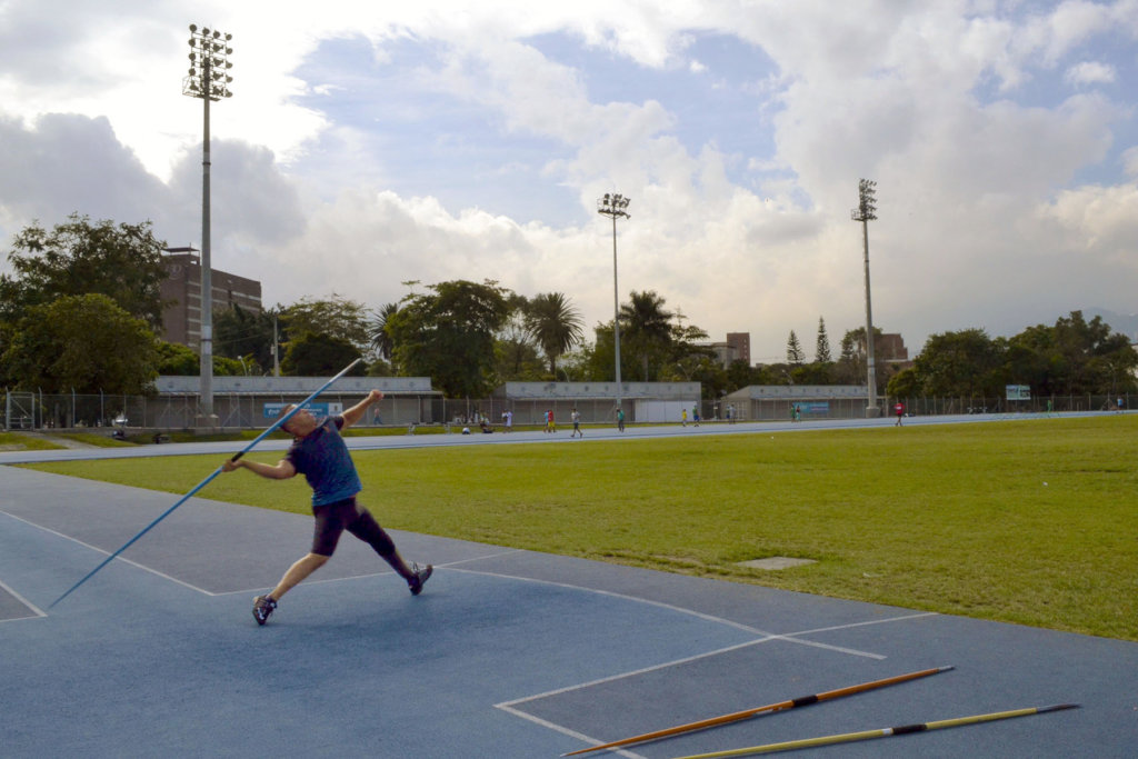Give prosthetics to low limbs amputees in Colombia
