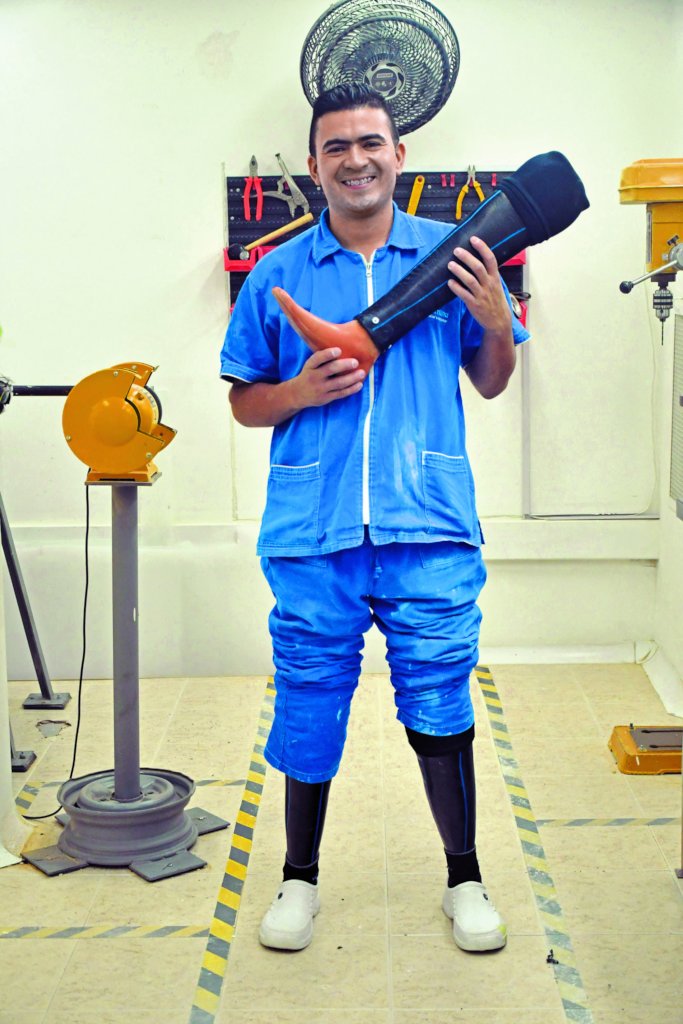 Give prosthetics to low limbs amputees in Colombia