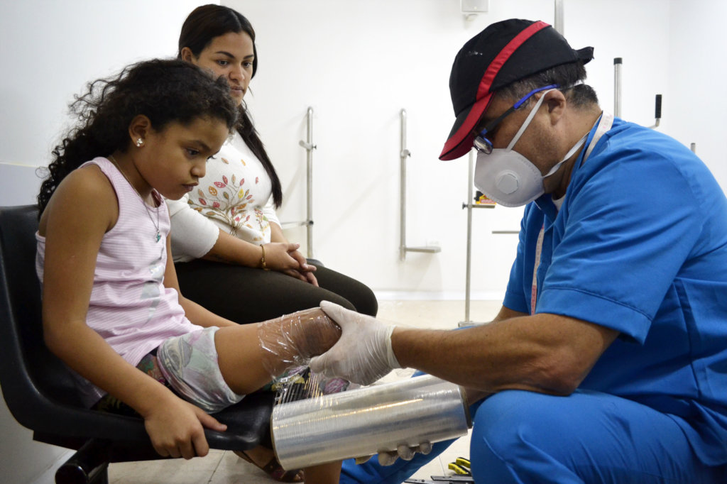 Give prosthetics to low limbs amputees in Colombia