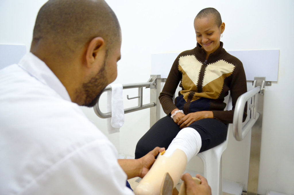 Give prosthetics to low limbs amputees in Colombia