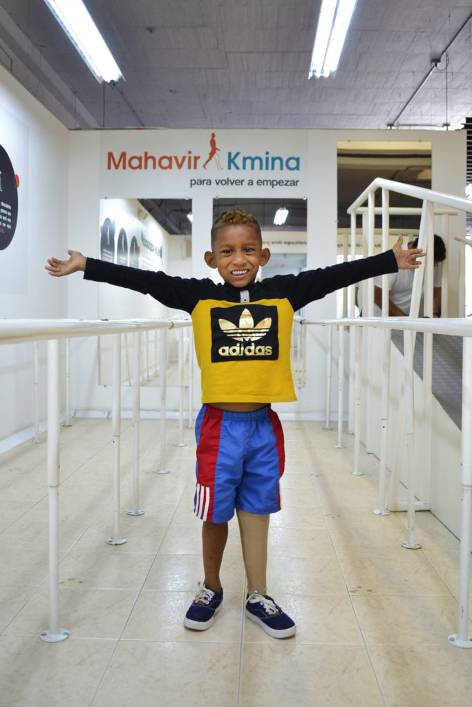 Give prosthetics to low limbs amputees in Colombia