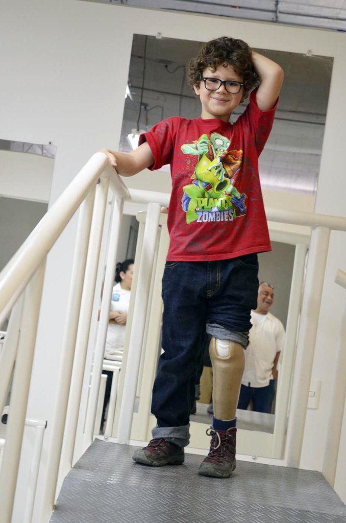 Give prosthetics to low limbs amputees in Colombia