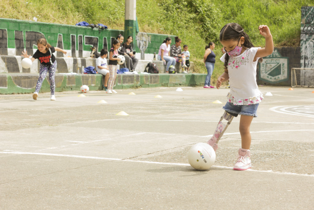 Give prosthetics to low limbs amputees in Colombia