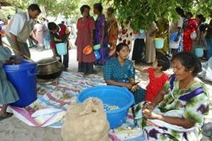 Food distribution to Sri Lankan tsunami survivors