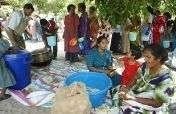 Food distribution to Sri Lankan tsunami survivors