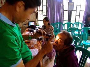 Eye examination before cataract surgery