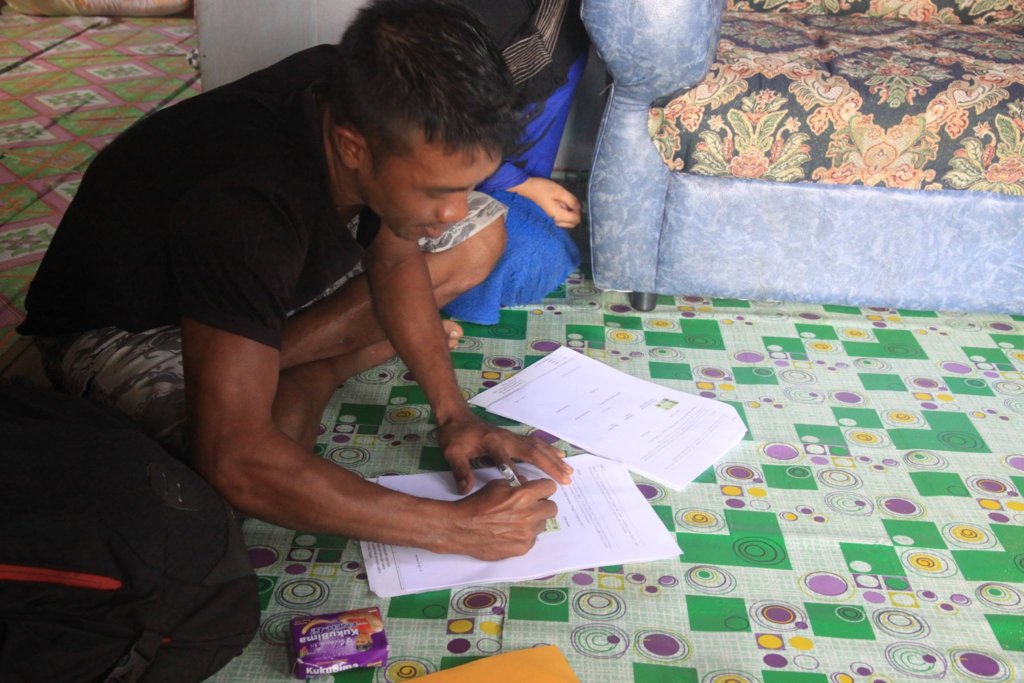Herwandi signing the agreement to join the program