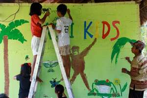 ASRI Kids making a rainforest-themed mural. (KSM)