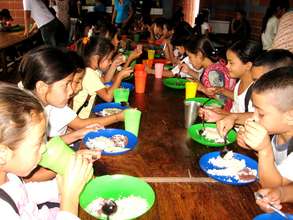 Fabretto Esteli Children Enjoying Lunch