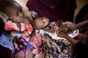 A young Somali refugee receives a vaccination.