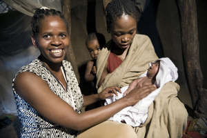Almaz, a midwife in Ethiopia talking with a mother
