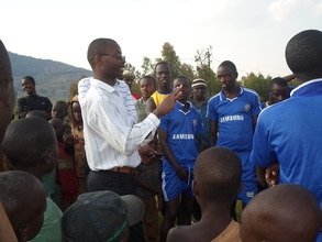 Emmanuel Bakundukize,discussing with the Community