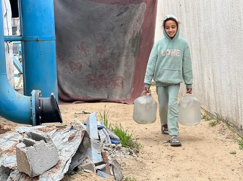 Farah collects water in Gaza | Juzoor
