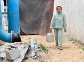 Farah collects water in Gaza | Juzoor