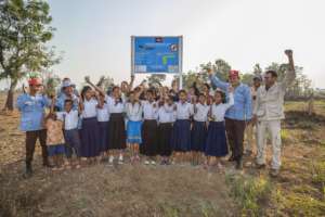 School children celebrate with APOPO's deminers.