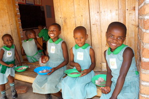 Kutamba Girls eating lunch at school