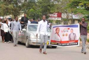 Students supporting Fides' presidential campaign