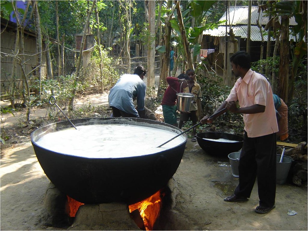 Give 10 000 hot meals for childen in Bengal.