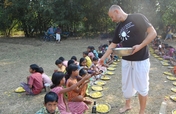 Give 10 000 hot meals for childen in Bengal.