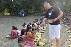 Give 10 000 hot meals for childen in Bengal.