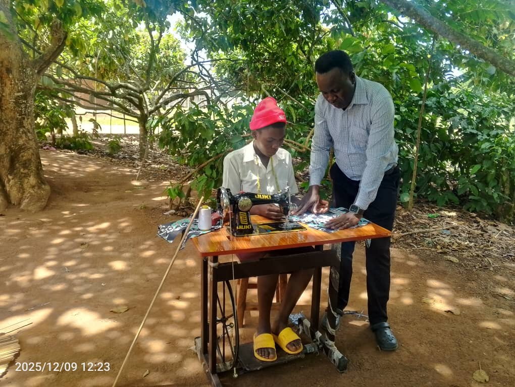 Doreen's trainer offers guidance during monitoring