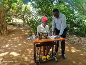 Doreen's trainer offers guidance during monitoring