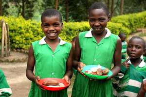 Kutamba Girls eat Lunch