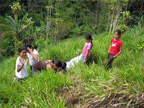 School children planting in Sabalito 2009