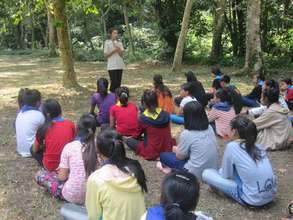 Park Ranger Gives Talk During Educational Hike