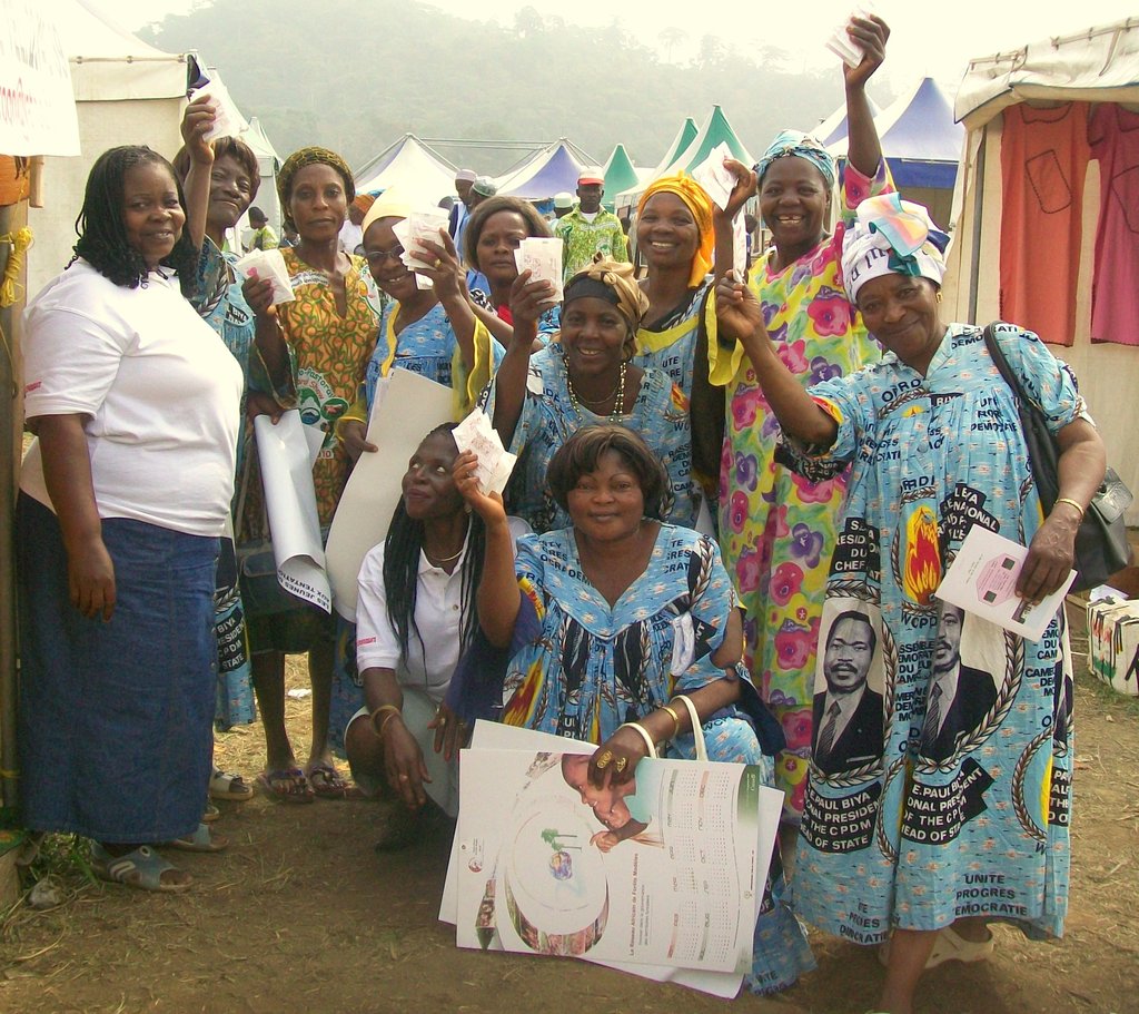 Distributing female condoms to women in a market