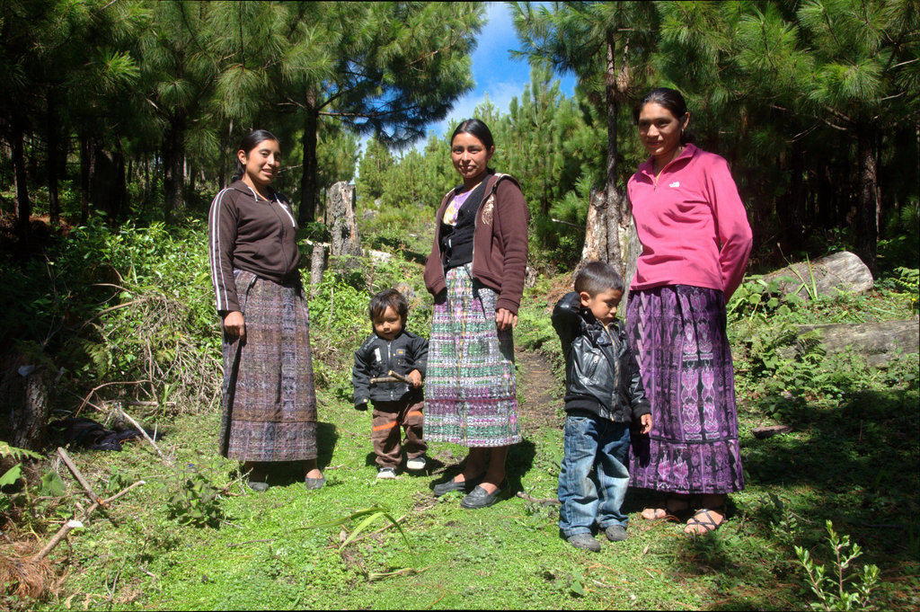 Isabela (center) & fellow female forest guardians