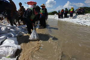 Sandbagging in Sai Mai, Bangkok, during 2011 flood