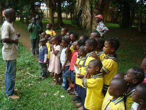 Kids visited the Mvog-Betsi Zoo.