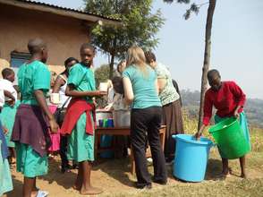 US Volunteers Serve Porridge
