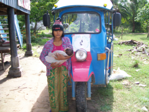 Nol and her baby girl in front of a tuk-tuk