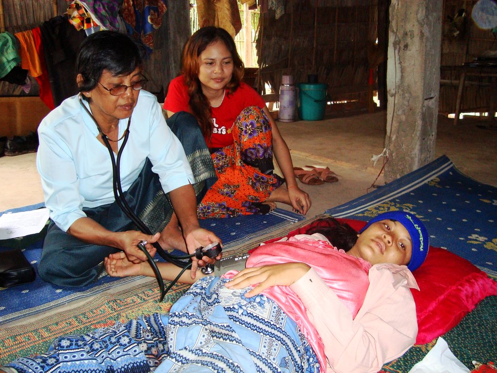 Train midwives to help 4600 children in Cambodia