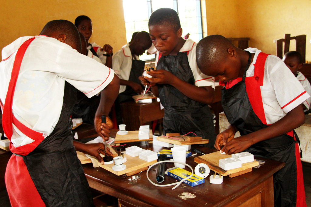MIND kids from Abuloma on their circuit project
