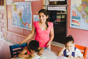 Sindy, Somoto teacher, with her students