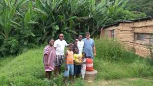 Quilombolas receiving palm seeds