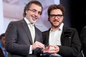 Amr Al-Dabbagh presents the award to Esteban Reyes