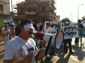 Tal Harris during a OneVoice Israel campaign