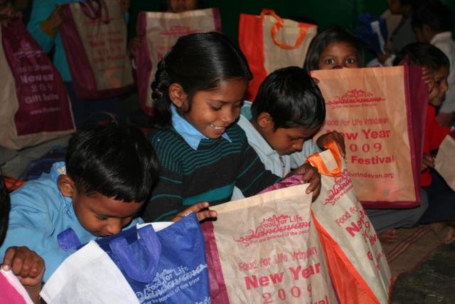New Year's gifts for 4800 street kids in India