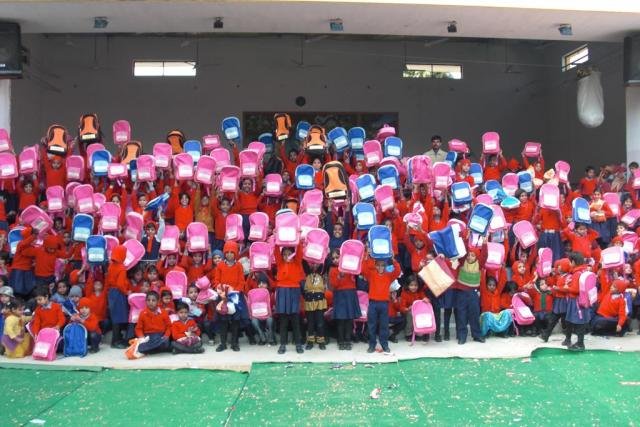 New Year's gifts for 4800 street kids in India