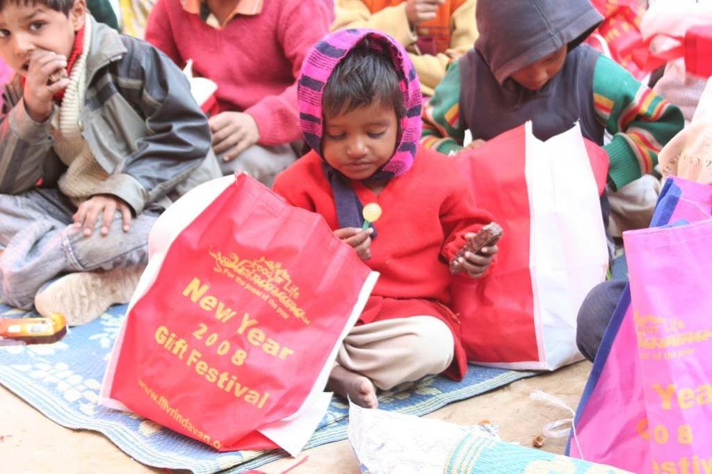 New Year's gifts for 4800 street kids in India