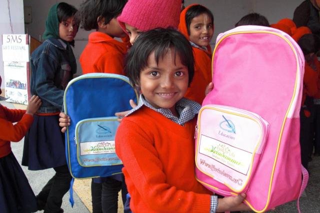 New Year's gifts for 4800 street kids in India