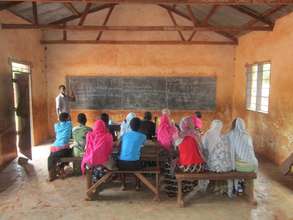 Tumsifu teaching a captive audience