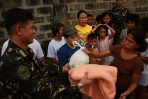 Philippine soldiers assist AAI with distribution